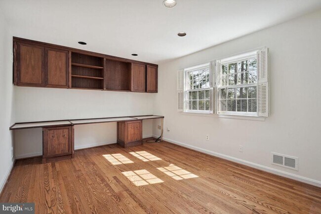 Building Photo - 5801 Hillburne Way