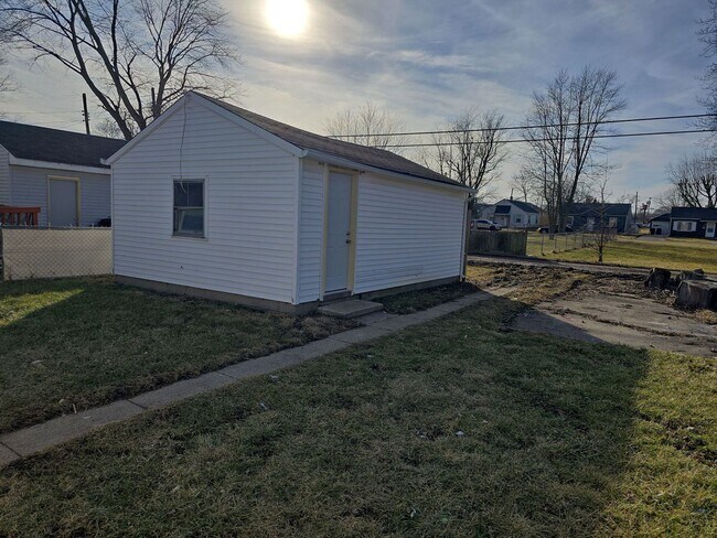 Building Photo - Freshly Updated 2 bedroom with Detached Garage - Winter Special