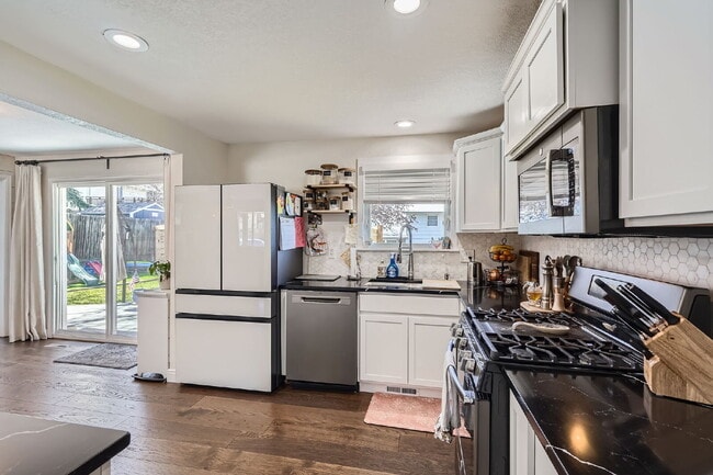 Building Photo - Available September! Charming House for rent in the Crest Club neighborhood!