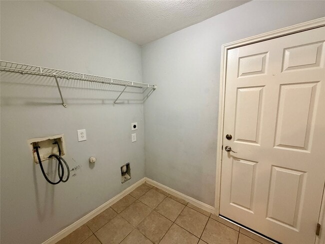 Building Photo - 21655 Falvel Sunset Ct