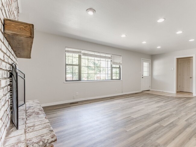 Building Photo - 3 Bedroom 1 Bath Home w/ 2 car garage in Shawnee