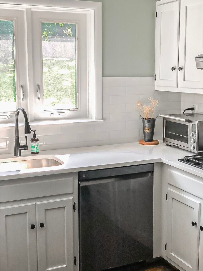 Building Photo - Gorgeous 4 Bed 2 Bath Single Family Home W...