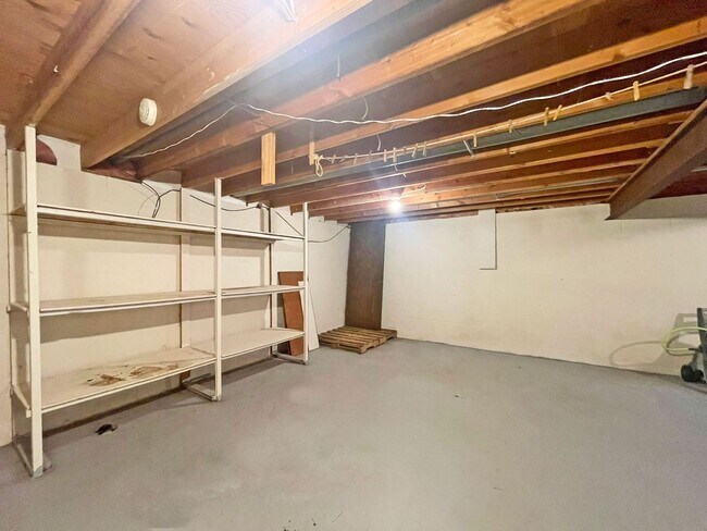 Building Photo - 4-Level Home with Fireplace & Big Yard is ...