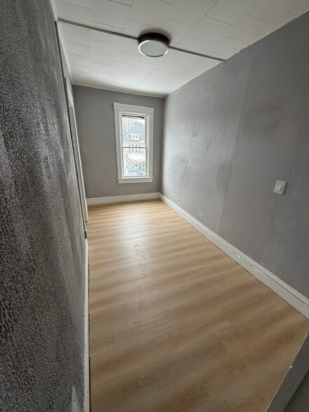 Building Photo - 313 Kossuth St