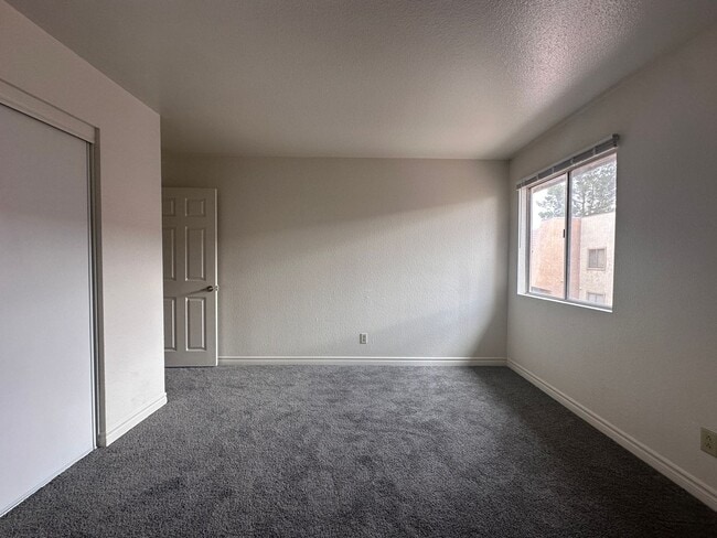 Building Photo - Cozy 2 bed 2 bath condo!