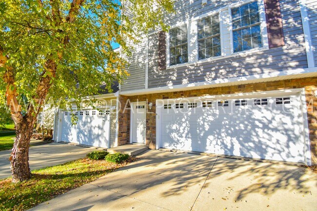 Primary Photo - 2 Bedroom, 2 1/2 Bath Townhome in Urbandal...