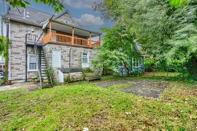 Building Photo - 304 Collins Ave