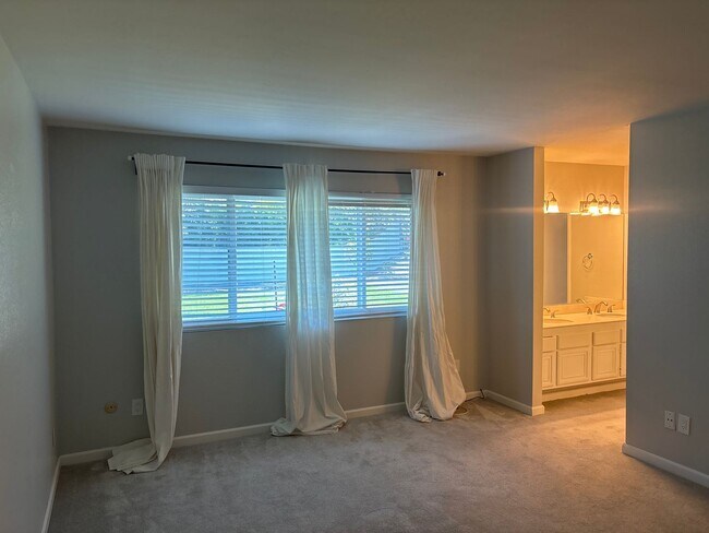 Building Photo - Nice 4 bedroom, 2 bath home