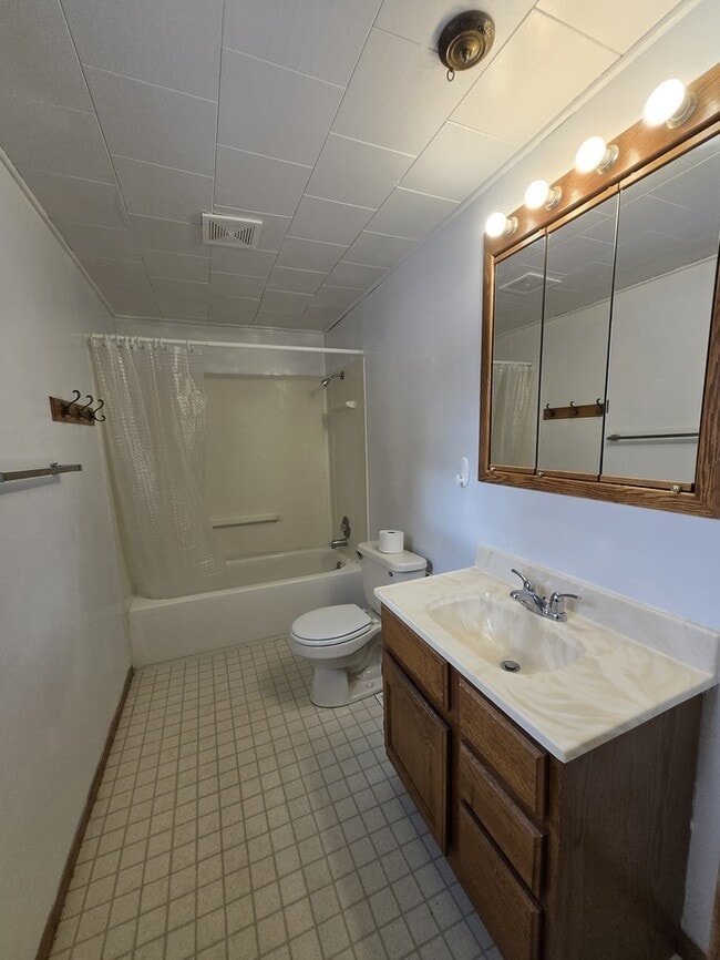 Building Photo - 301 Leonard Ave