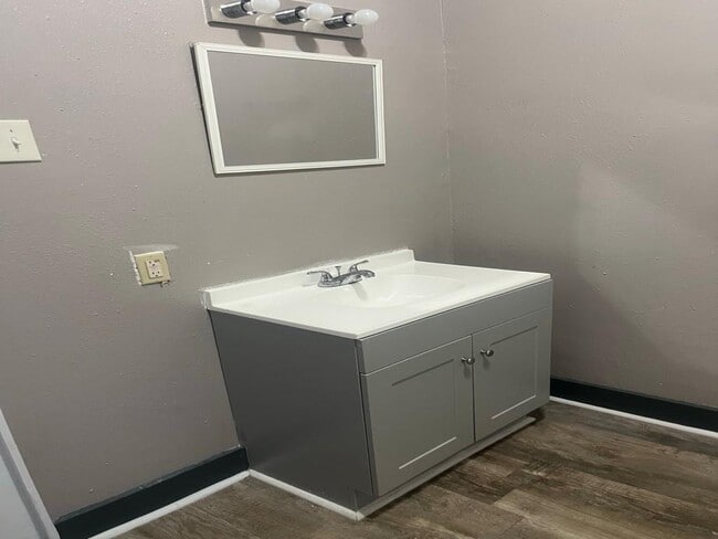 Building Photo - 618 Clarke St