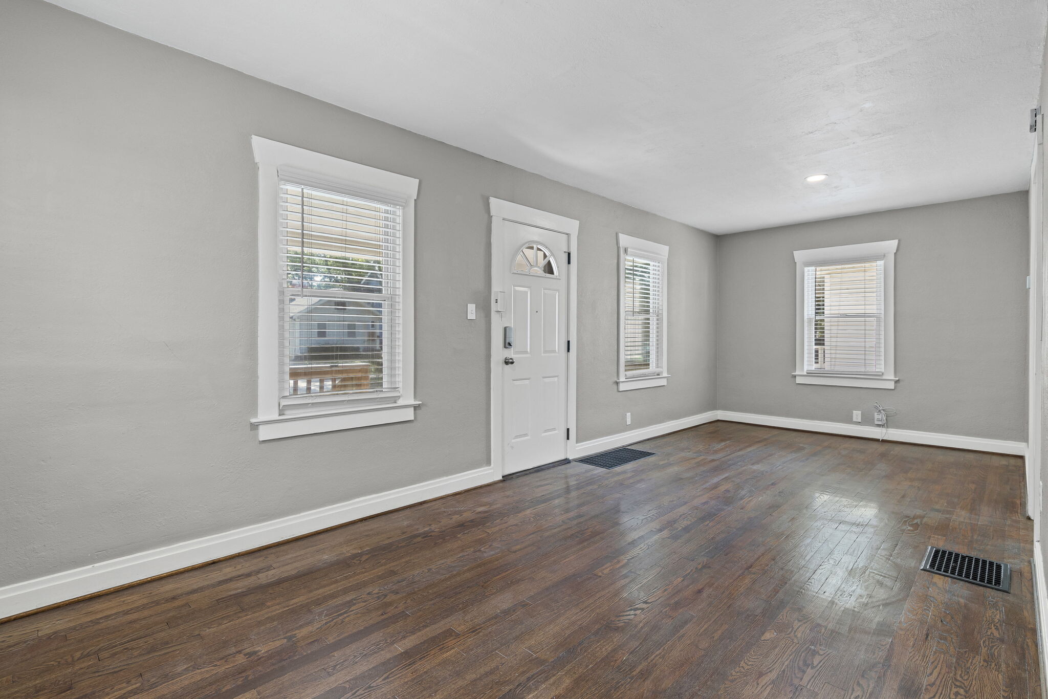 Building Photo - 810 W 77th St