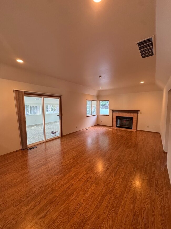 Building Photo - HEART OF SILVERDALE - 4BED 3 BATH HOME