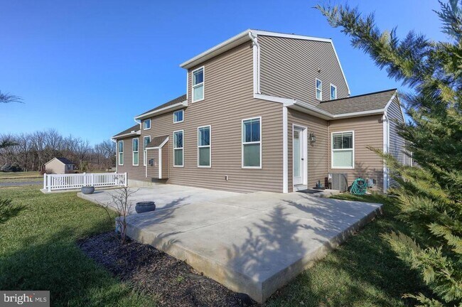 Building Photo - 765 S Lancaster St