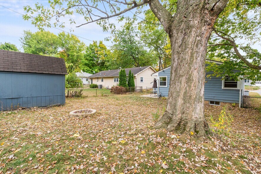 Building Photo - 1027 Curdes Ave