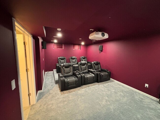 Building Photo - 708 Alban Aly