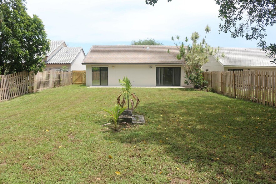 Building Photo - 6076 Strawberry Lakes Cir