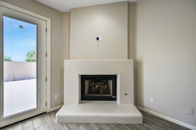 Building Photo - 6937 E Paradise Ln