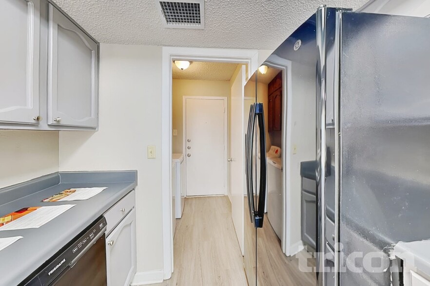 Building Photo - 7527 Ledgebrook Dr