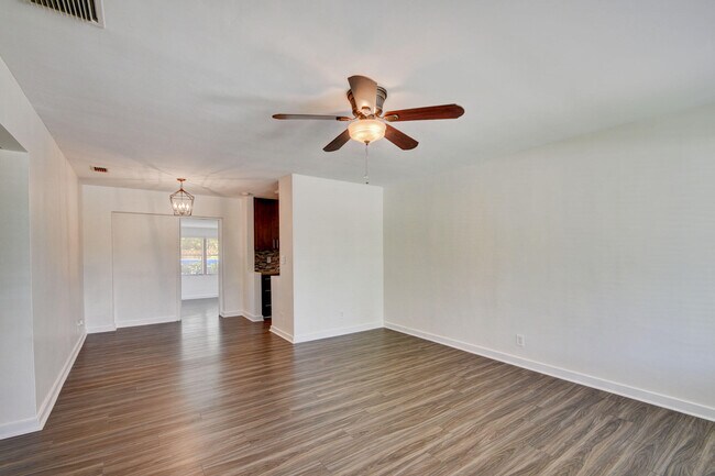 Building Photo - 1749 15th Ave N