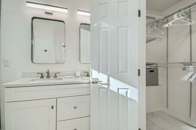 Building Photo - Lovely 3 BDR/3BA Home - 20 Minutes to Denver