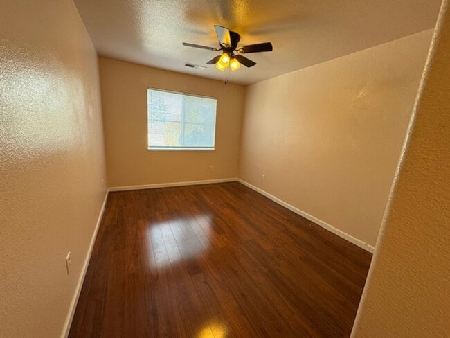 Building Photo - 3 Bedroom Townhouse Available Soon!