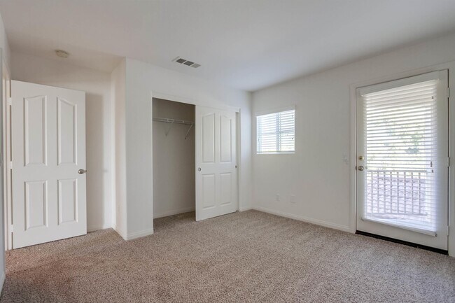 Building Photo - 1059 Vista Pointe Blvd