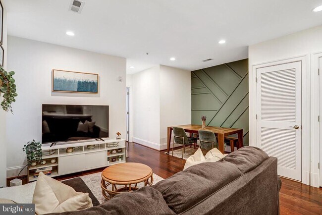 Building Photo - 3937 Davis Pl NW