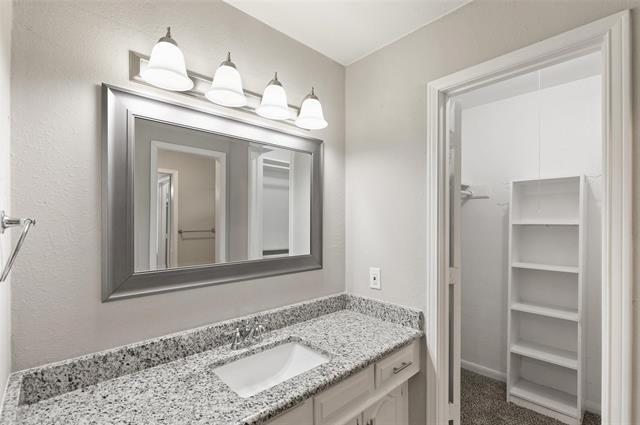 Building Photo - 2825 Knollwood Dr