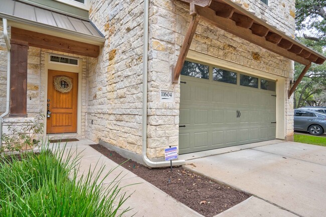 Building Photo - Beautiful 4 Bedroom, 3.5 Bathroom Home with Garage & Private Backyard