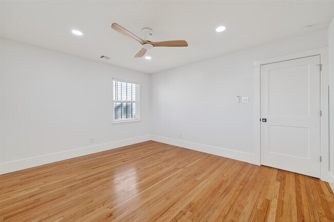 Building Photo - 9770 Cedardale Dr