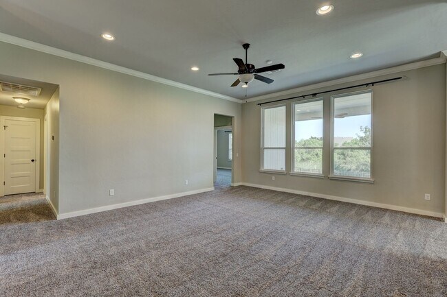 Building Photo - Desirable Home In Valencia Park!