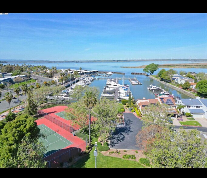 Building Photo - 125 Shoreline Dr