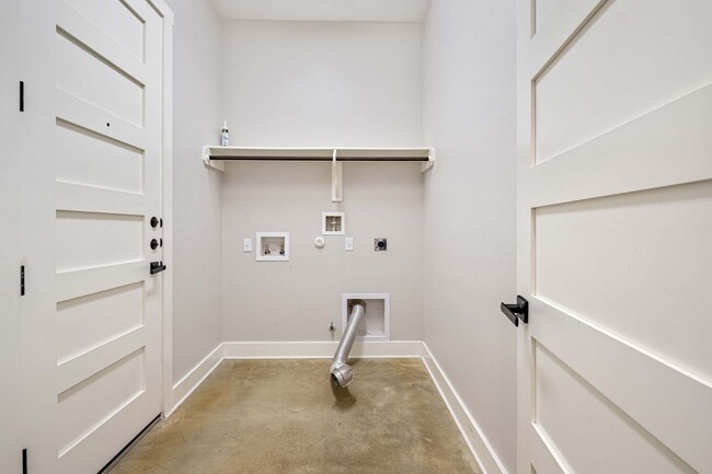 Building Photo - Stunning Modern Home in Desirable 78704 Ne...