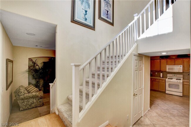 Building Photo - 251 Queens Ct