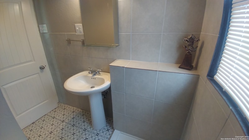 Building Photo - 209 E Rosewood Ave