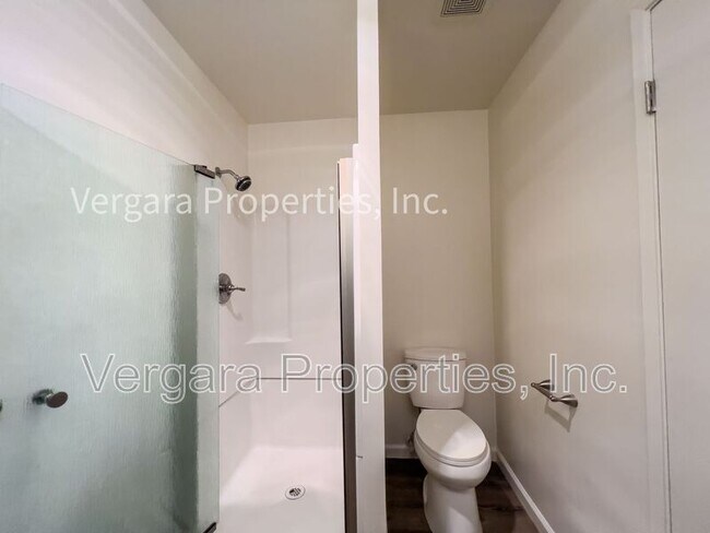 Building Photo - 2513 Ruhland Ave