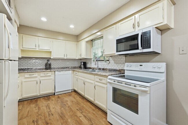 Building Photo - 2222 Bacon Park Dr