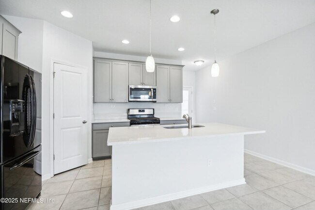 Building Photo - 260 Brandon Lks Dr