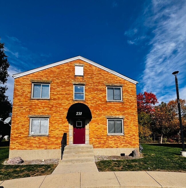 Building Photo - Newly Renovated 2 bedroom in Fairborn! Close to Wright Patt and I-675