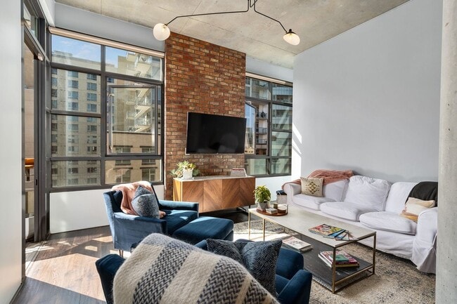 Building Photo - Modern Chic 2 bedroom at M2i