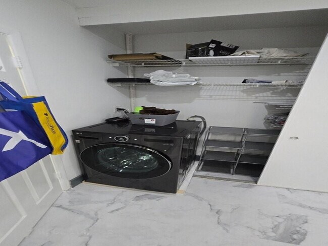 Building Photo - 2909 Middle River Dr