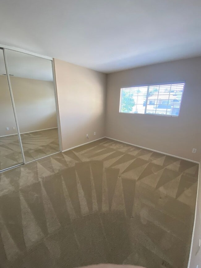 Building Photo - 2 Story 4 bed, 2 1/2 bath home in Simi Valley!