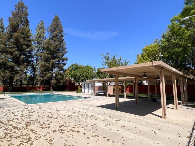 Building Photo - 479 E Alluvial Ave