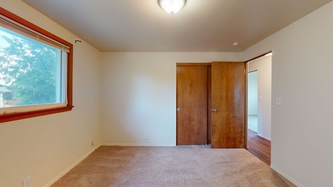 Building Photo - Location, Location, Location! - Four Bedroom house located minutes from Des Moines Waterfront