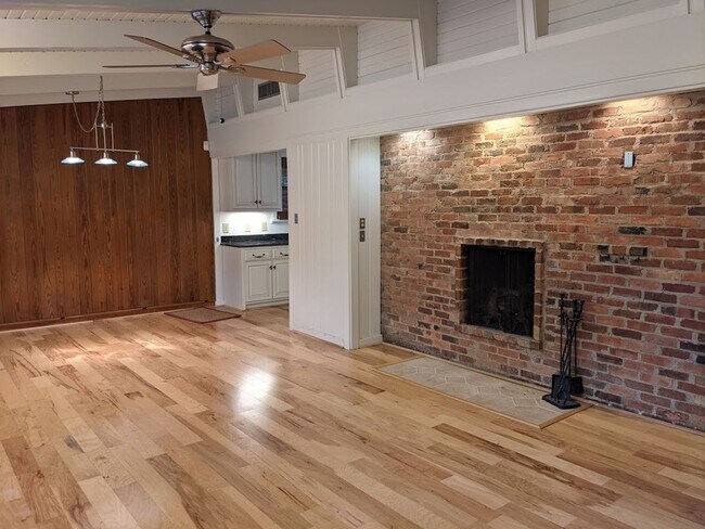 Building Photo - 223 Edgefield Ave NW