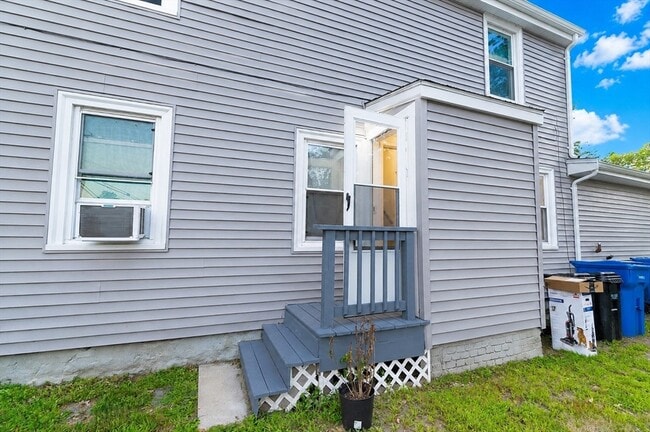 Building Photo - 293 Shears St