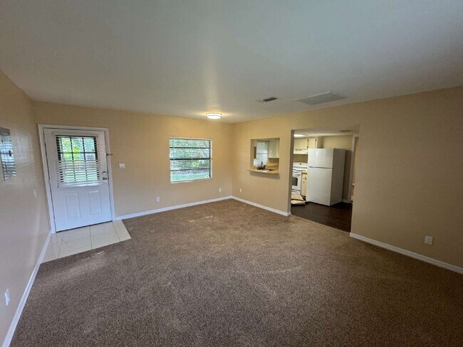 Building Photo - "Charming 1-Bedroom Retreat with Full Bath...