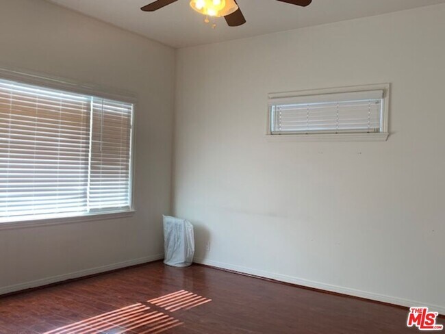 Building Photo - 1305 W 37Th Pl