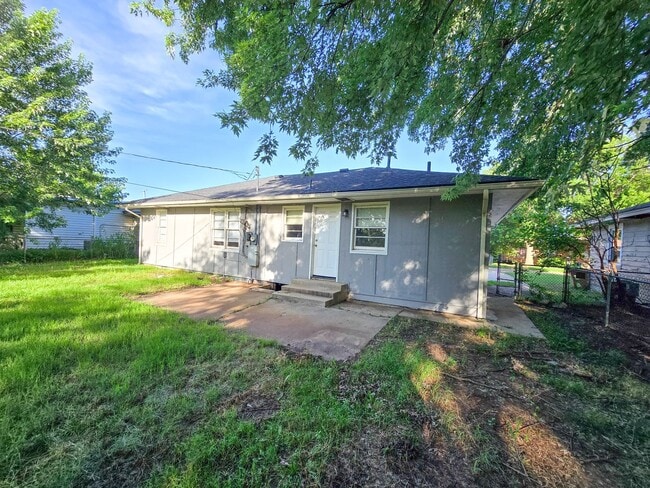 Building Photo - 3 Bedroom 1 Bath Home in Shawnee!