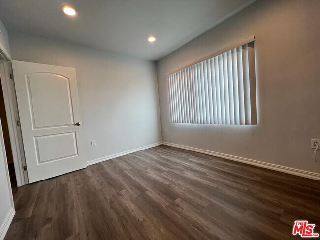 Building Photo - 1529 N Kingsley Dr
